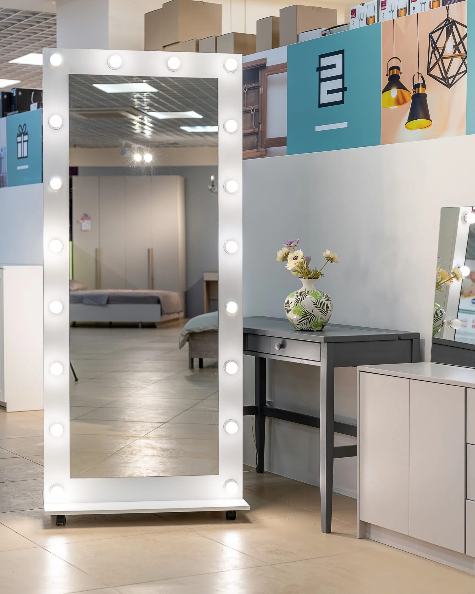 ЗЕРКАЛО С ЛАМПОЧКАМИ БОЛЬШОЕ, С ПОЛКОЙ, НА КОЛЕСИКАХ (800*1800 ММ) (белый шагрень) - фото 6