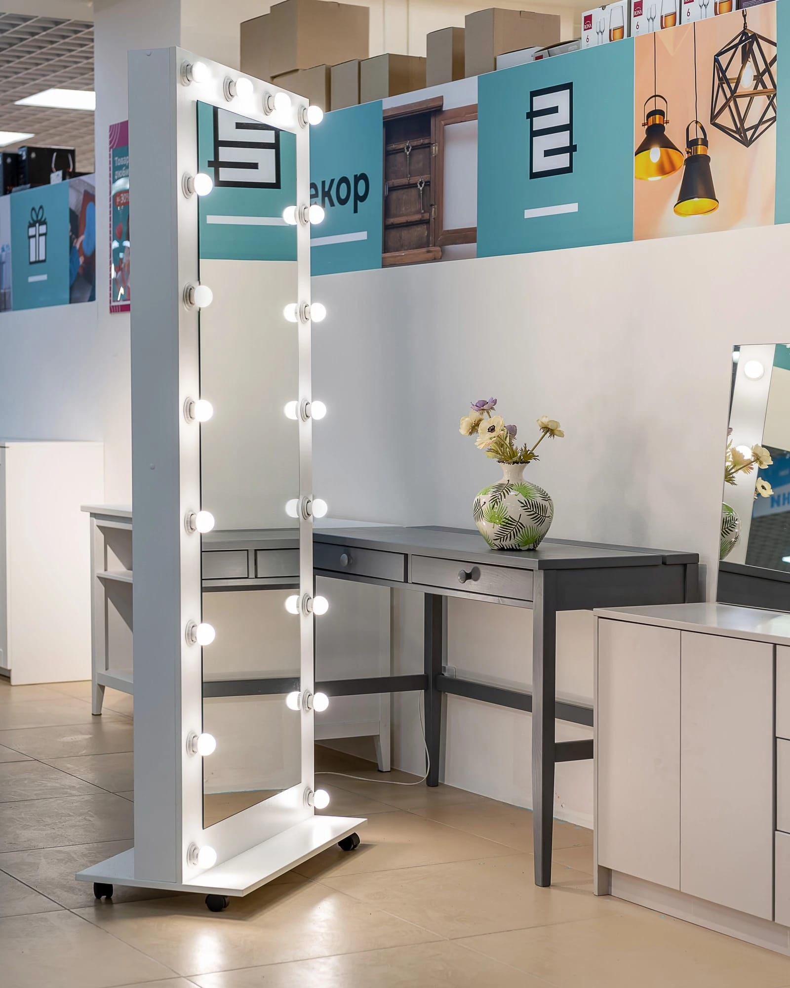 ЗЕРКАЛО С ЛАМПОЧКАМИ БОЛЬШОЕ, С ПОЛКОЙ, НА КОЛЕСИКАХ (800*1800 ММ) (белый шагрень) - фото 7