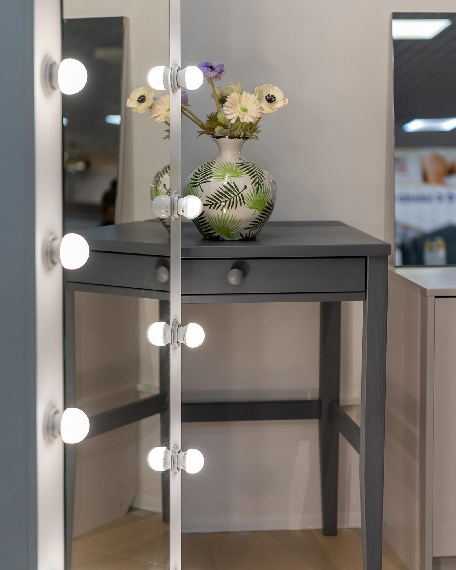 ЗЕРКАЛО С ЛАМПОЧКАМИ БОЛЬШОЕ, С ПОЛКОЙ, НА КОЛЕСИКАХ (800*1800 ММ) (белый шагрень) - фото 5